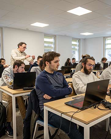 Étudiants devant leurs ordinateurs