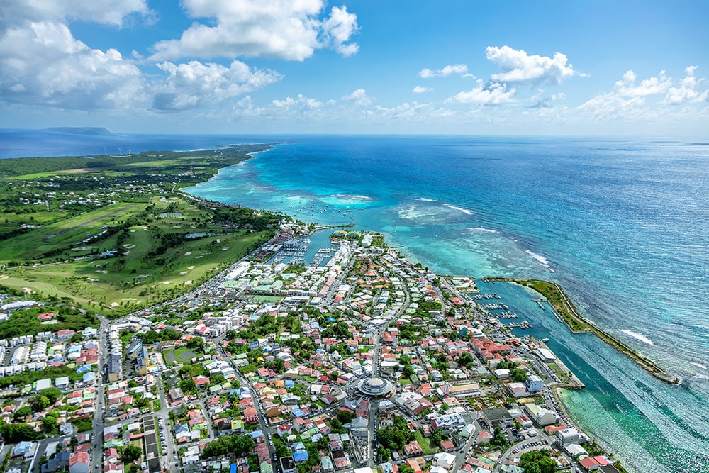 Vue de la ville et de la mer en Guadeloupe